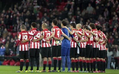 Los jugadores del Athletic, durante el minuto de silencio previo al encuentro ante el Barça en memoria del expresidente Duñabeitia.
