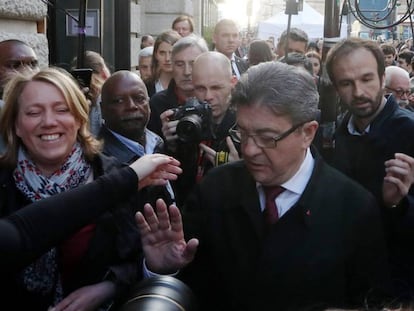 O candidato da França Insumisa, Jean Luc Melenchon, neste domingo em Paris rodeado pela imprensa.