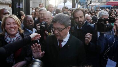 O candidato da França Insumisa, Jean Luc Melenchon, neste domingo em Paris rodeado pela imprensa.