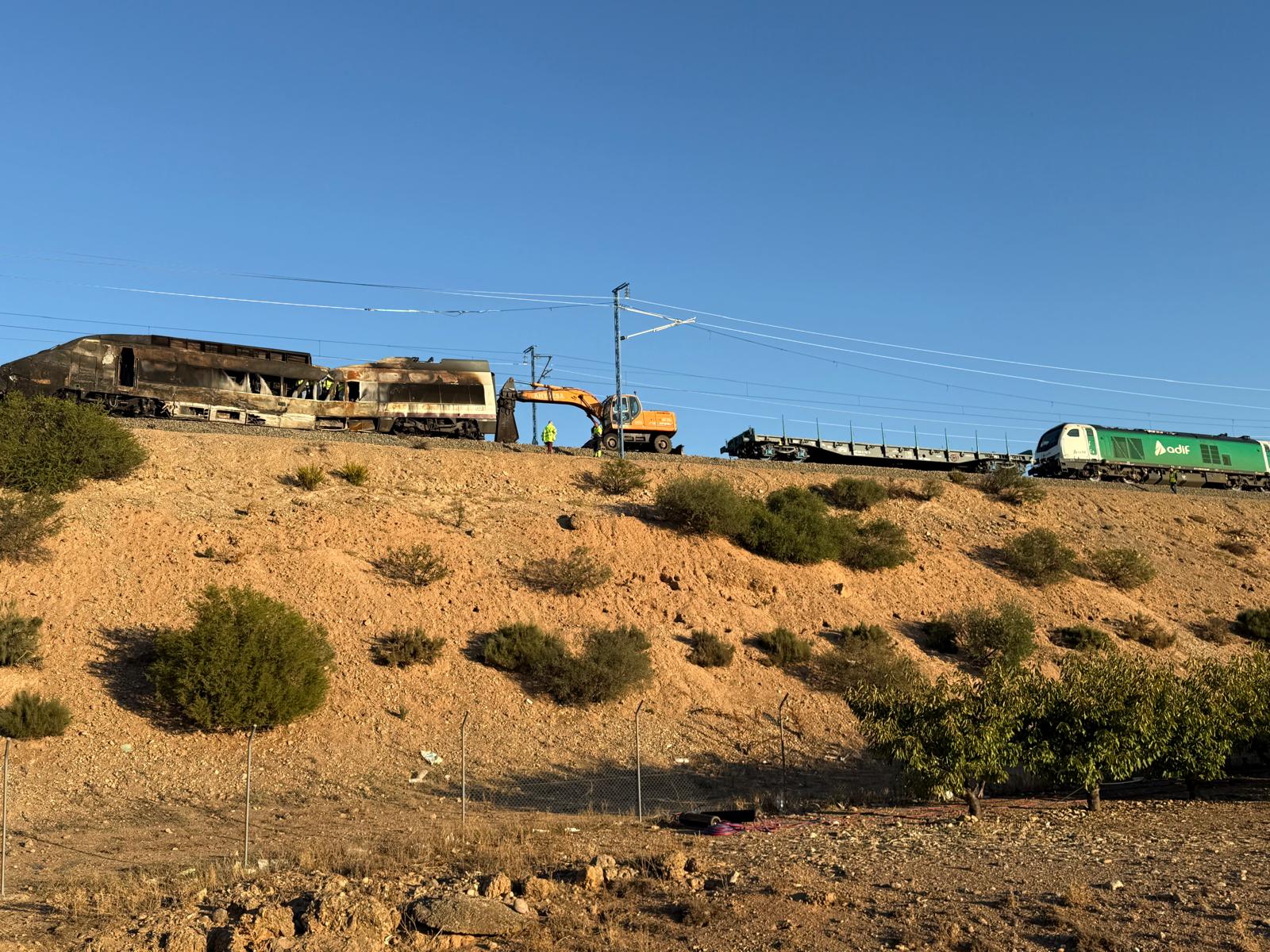 Maquinaria de Adif junto al tren siniestrado en Ricla (Zaragoza) antes de ser retirado el sábado día 17.