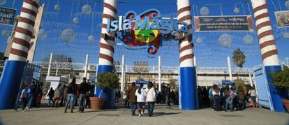Entrada del parque temático Isla Mágica en Sevilla.