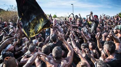 El Cascamorras comienza su tradicional carrera en Baza, Granada.