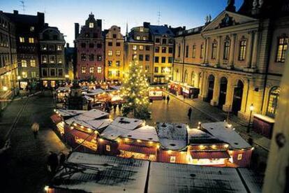 Mercado navideño en la plaza de Stortorgen, en el casco antiguo de Estocolmo.