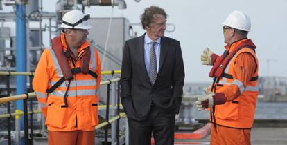 El empresario Jim Ratcliffe (en el centro) visitando una planta de INEOS, en 2016.