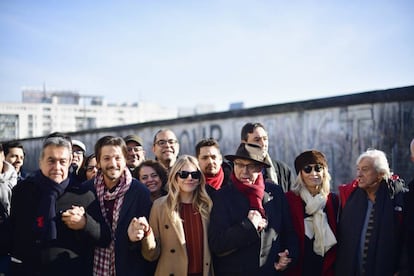 Los actores Diego Luna y Sienna Miller se unen a una protesta contra la contrucción de muros (entre ellos, el que quiere contruir de Donald Trump) frente al Muro de Berlín. Los intérpretes han estado junto al director de la Berlinale, Dieter Kosslick (con sombrero), y otros miembros del jurado del festival de cine.