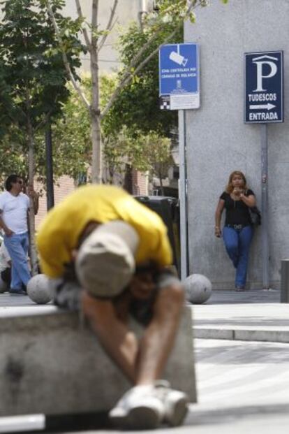 Anuncio de videovigilancia en la calle de la Luna.