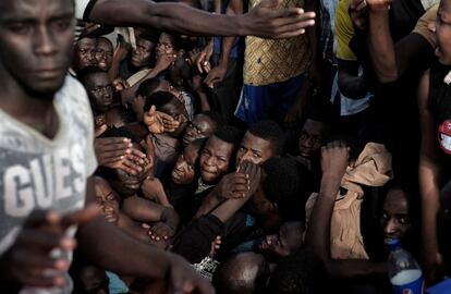 Una multitud espera que els rescatin al Mediterrani, el 3 d'octubre.