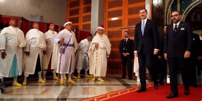 El rey Felipe y el monarca marroquí Mohamed VI antes de la firma de acuerdos este miércoles en el Palacio de Huéspedes Agdal, en Rabat.