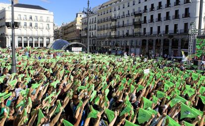 Miles de personas convocadas se han manifestado este sábado contra la tauromaquia.