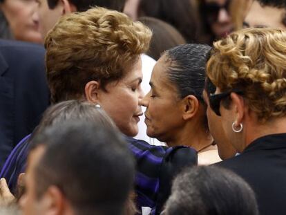 Dilma Rousseff (left) embracing Marina Silva during the funeral for Socialist leader Eduardo Campos.