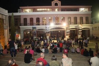 Los vecinos frente al Ayuntamiento de Alcanar esta madrugada.