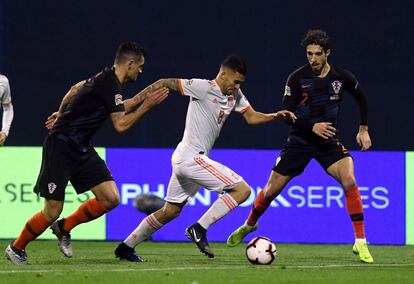 Dani Ceballos y Sime Vrsaljko disputan el balón.