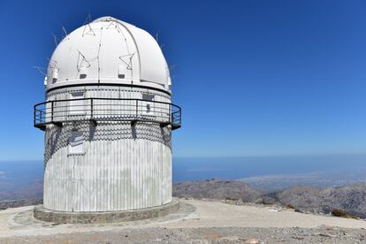 En el centro de Creta, al pie del monte Psiloritis, a 2.500 metros de altura, una inquieta madre trajo al mundo a su hijo en una oscura gruta. Según cuenta el mito, parece ser que quería proteger a su pequeño de que su padre, obsesionado por el poder, lo matara. Así que el pequeño Zeus creció bajo la custodia de las ninfas. Hoy es esta deidad quien vigila el cielo que, desde este observatorio a 1.760 metros, impone especialmente. En verano es habitual que también los visitantes puedan usar los telescopios. <br></br> Más información: skinakas.physics.uoc.gr