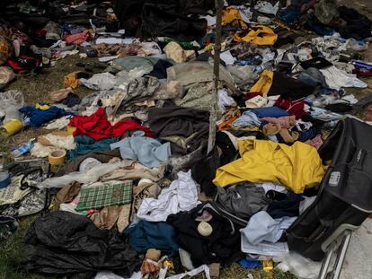 Objetos dejados por refugiados afganos en el aeropuerto internacional Hamid Karzai de Kabul antes de ser evacuados. La mañana después de la salida de los últimos soldados estadounidenses, que puso fin a su guerra más larga, los talibanes encontraron en el aeródromo todo tipo de material militar de EE UU inutilizado.