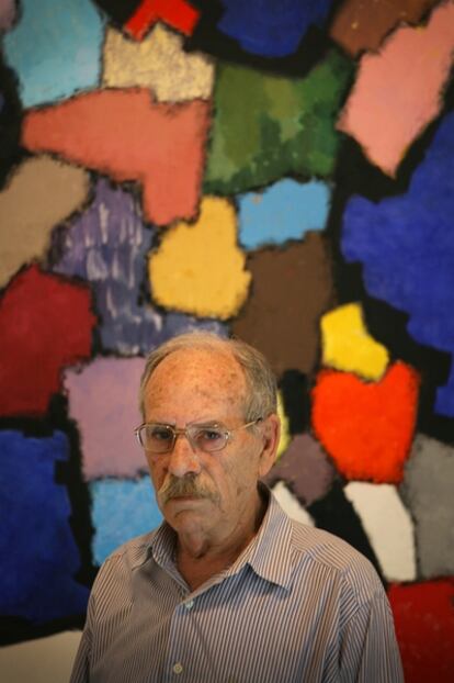 Doro Balaguer davant una de les seues obres