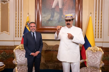 El presidente de Venezuela Nicolás Maduro muestra su anillo, mientras luce el popular sombrero "vueltiao", típico del Caribe colombiano, durante la reunión con el embajador colombiano, Armando Benedetti.
