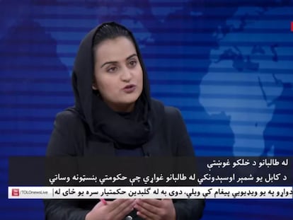 La periodista Beheshta Arghand, del canal afgano de noticias TOLOnews, en su entrevista con el portavoz talibán Mawlawi Abdulhaq Hemad.