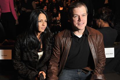 ¡Sorpresas te da la primera fila! El matrimonio formado por Matt Damon y Luciana Barroso asistiendo al show de Naeem Khan.