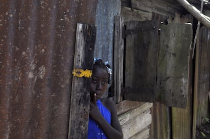 La haitiana Maria Julia Deguis en su casa en la aldea de Los Jovillos, en la provincia Monte Plata, de la República Dominicana. Una ley aprobada recientemente por el gobierno del país abre camino a los hijos y nietos de inmigrantes que llegaron de Haití a poder trabajar. 30 de septiembre 2013.