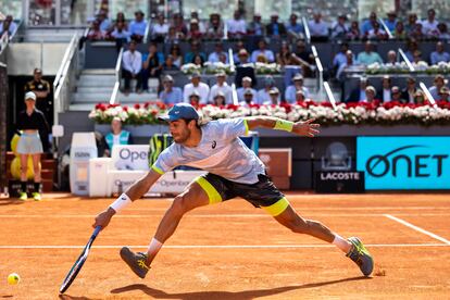 El tenista croata Borna Coric se dispone a devolver la pelota.