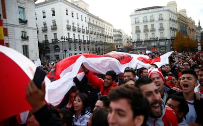 Aficionados del River Plate en la Puerta del Sol de Madrid.