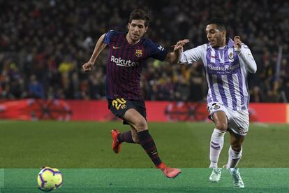 Sergi Roberto y Anuar disputan un balón durante el partido.