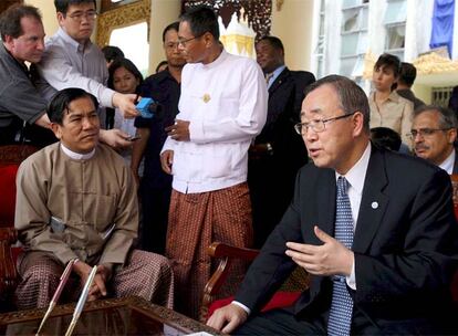 El secretario general de la ONU, Ban Ki-Moon, habla con los periodistas en su visita a Yangón.