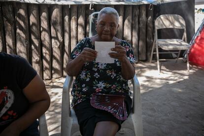 Elba Hernández, la suegra de Margarito Rodríguez Palomares observa la fotografía de otro minero, también atrapado, el 9 de agosto.