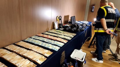Parte del dinero y los dispositivos electrónicos intervenidos a los detenidos el pasado mayo en la Operación Grizzly-Mulhacen contra el narcotráfico desarrollada por la Policía Nacional.