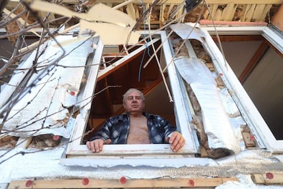 Un hombre miraba por la ventana de su casa destrozada tras un bombardeo ruso, cerca de Odesa, el 21 de marzo.