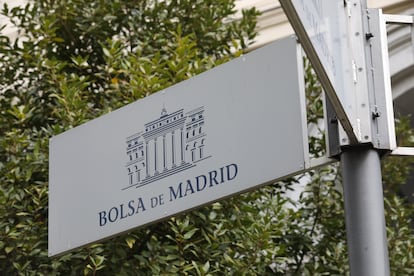 Cartel colocado en las inmediaciones del edificio de la Bolsa de Madrid.