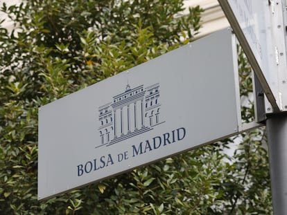 Cartel colocado en las inmediaciones del edificio de la Bolsa de Madrid.