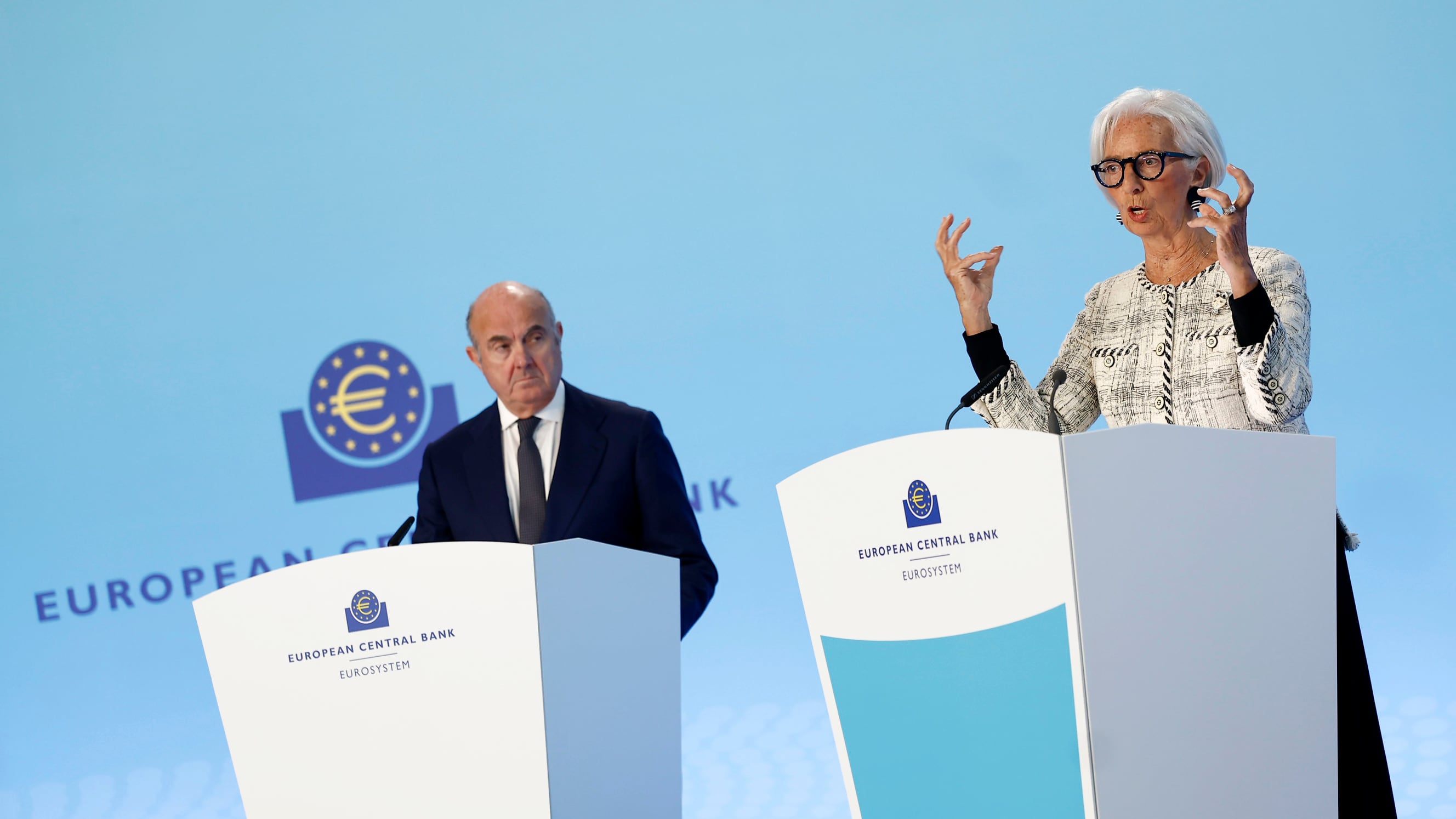 La presidenta de la Banco Central Europeo (BCE), Christine Lagarde, y el vicepresidente, Luis de Guindos, durante la rueda de prensa.