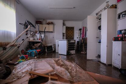 Interior intacto de una de las estancias de la casa de José Luis Fernández inundada por el río Gévora.