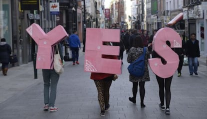 Joves activistes pel sí al carrer Grafton, al centre de Dublín.