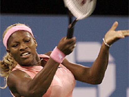 Serena Williams golpea de derecha ante la francesa Nathalie Dechy.
