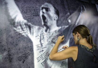 Dedicatorias de los aficionados en la foto de Alfredo Di Stéfano que preside la capilla ardiente.