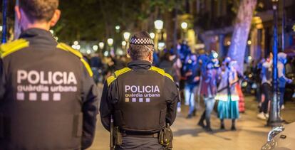 Agentes de la policia supervisan multitudes en Barcelona, en mayo. 