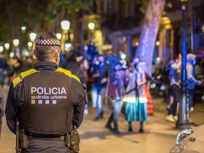 Agentes de la policia supervisan multitudes en Barcelona, en mayo. 