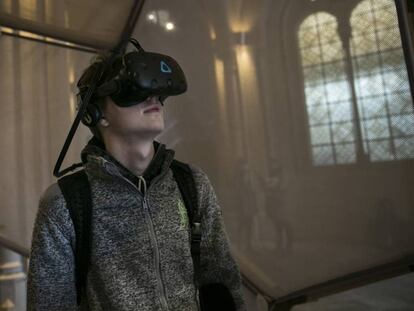 Un visitante de la instalación de realidad virtual 'Entrar en el cuadro' en la UB.