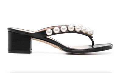 Nada como las perlas para subir de nivel este tipo de sandalias. Es una idea de Stuart Weitzman y nos parece genial para llevar con vaqueros o con un vestido negro. 406 euros.