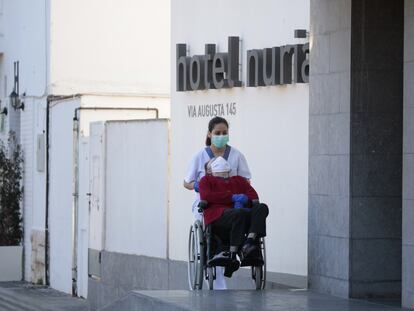 Traslado de ancianos que estaban en un centro geriátrico a un hotel de Tarragona.