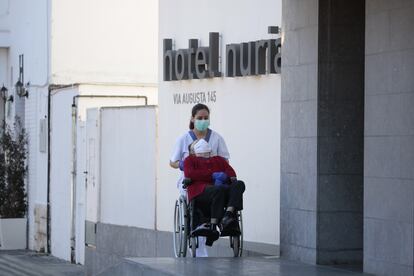 Traslado de ancianos que estaban en un centro geriátrico a un hotel de Tarragona.