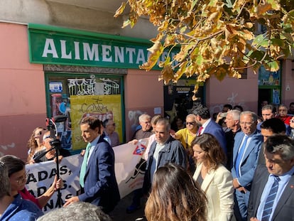 Isabel Díaz Ayuso, durante la visita del jueves pasado a San Fernando de Henares, donde fue increpada por los vecinos afectados por las obras del metro. 