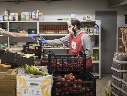 La Ong de Vei a vei organiza una red solidaria de distribuición de comida a personas con pocos recursos en el Barrio de Sant Antoni, en Barcelona. En la imagen Alvaro y Pol, dos voluntarios de la ONG, organizan el almacén en la sede de la Calle Rocafort.
