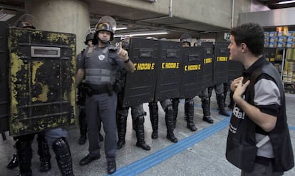 Um homem conversa com os policiais, dentro da estação Ana Rosa de metrô, linhas azul e verde, durante o quinto dia de protesto dos metroviários em São Paulo. A greve foi considerada ilegal e a multa prevista é de 500.000 reais por dia.