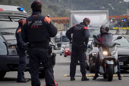 Un control dels Mossos a l'autopista Pau Casals, a Sitges.