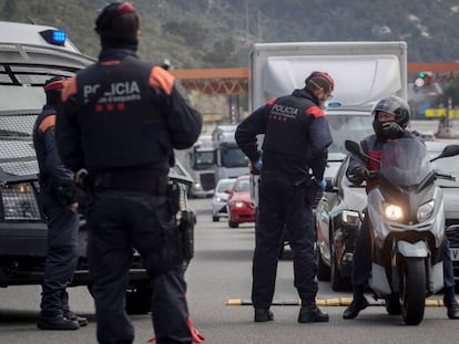 Un control dels Mossos a l'autopista Pau Casals, a Sitges.