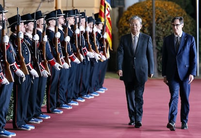 El president Salvador Illa (der.) recibe en el Palacio de Pedralbes al lder de la Asamblea Popular Nacional de China, Zhao Leji (izq.).