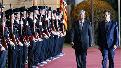 El president Salvador Illa (der.) recibe en el Palacio de Pedralbes al líder de la Asamblea Popular Nacional de China, Zhao Leji (izq.).